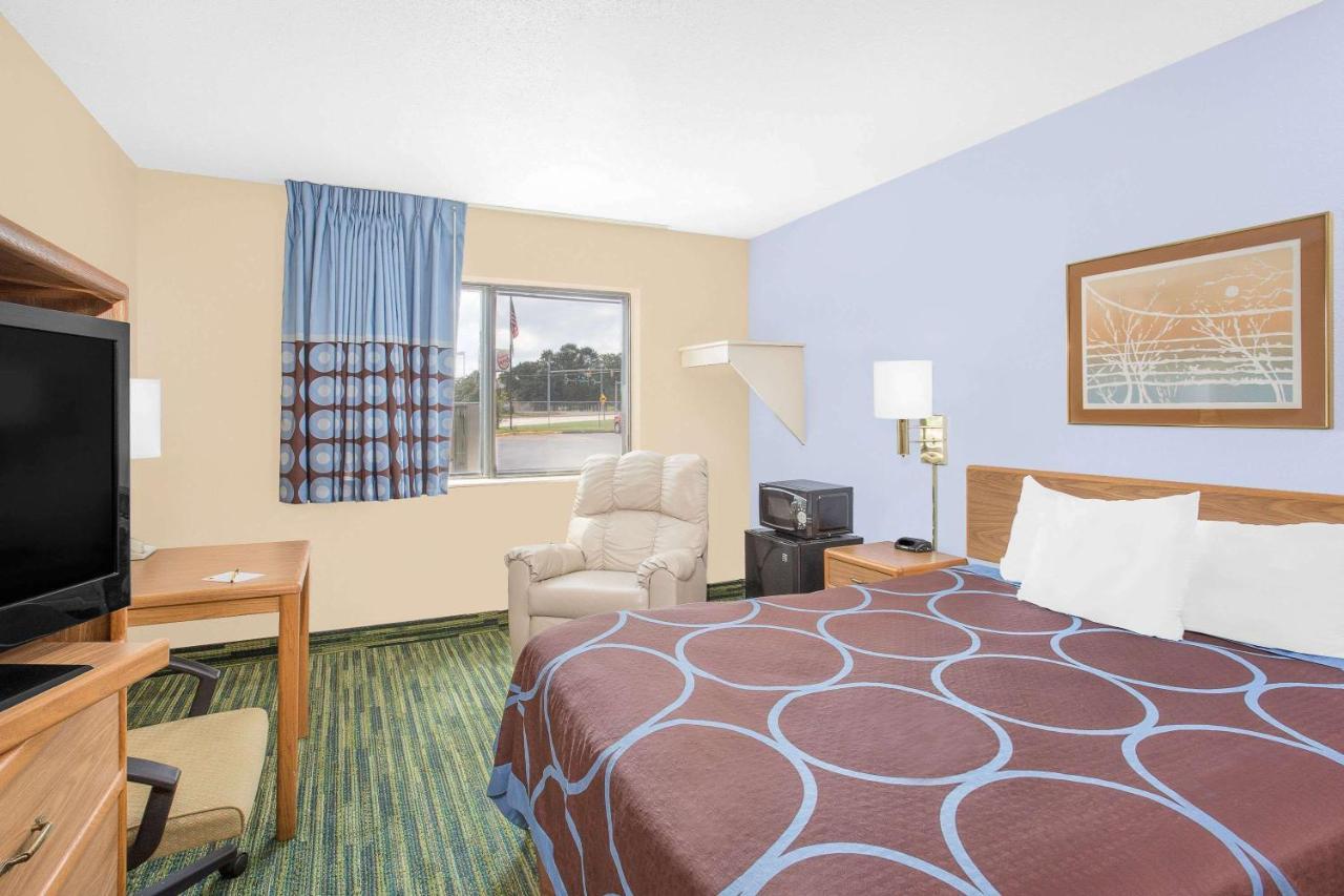 Boarders Inn & Suites By Cobblestone Hotels Waterloo Cedar Falls Exterior photo