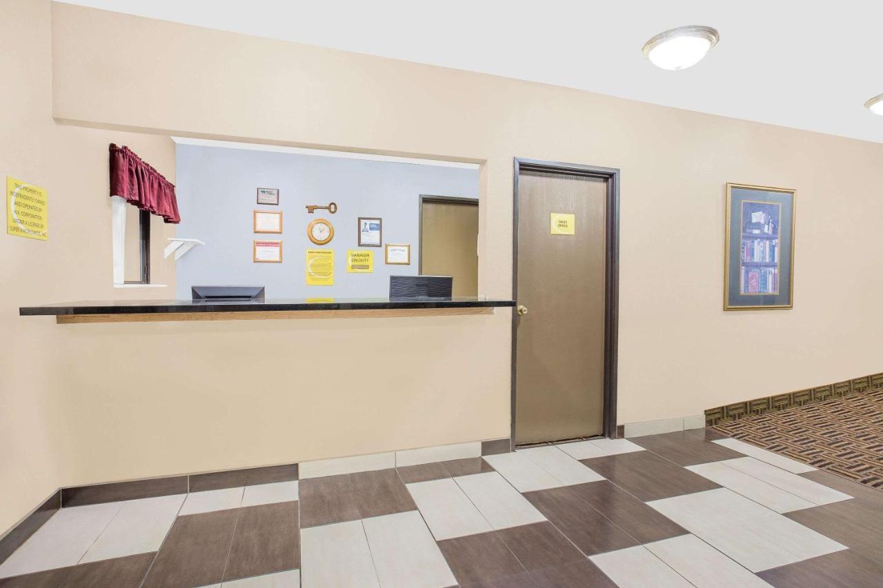Boarders Inn & Suites By Cobblestone Hotels Waterloo Cedar Falls Exterior photo