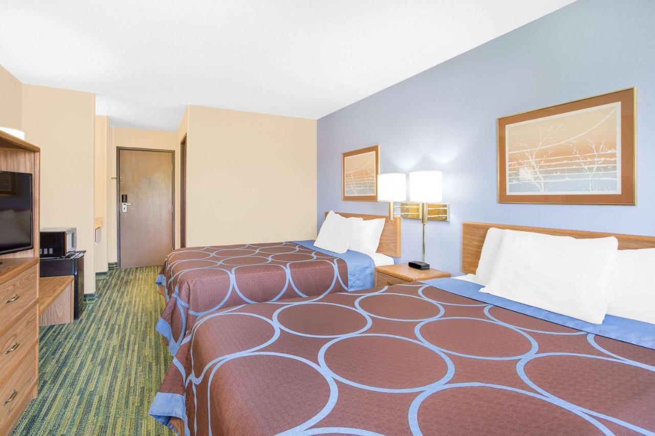 Boarders Inn & Suites By Cobblestone Hotels Waterloo Cedar Falls Exterior photo