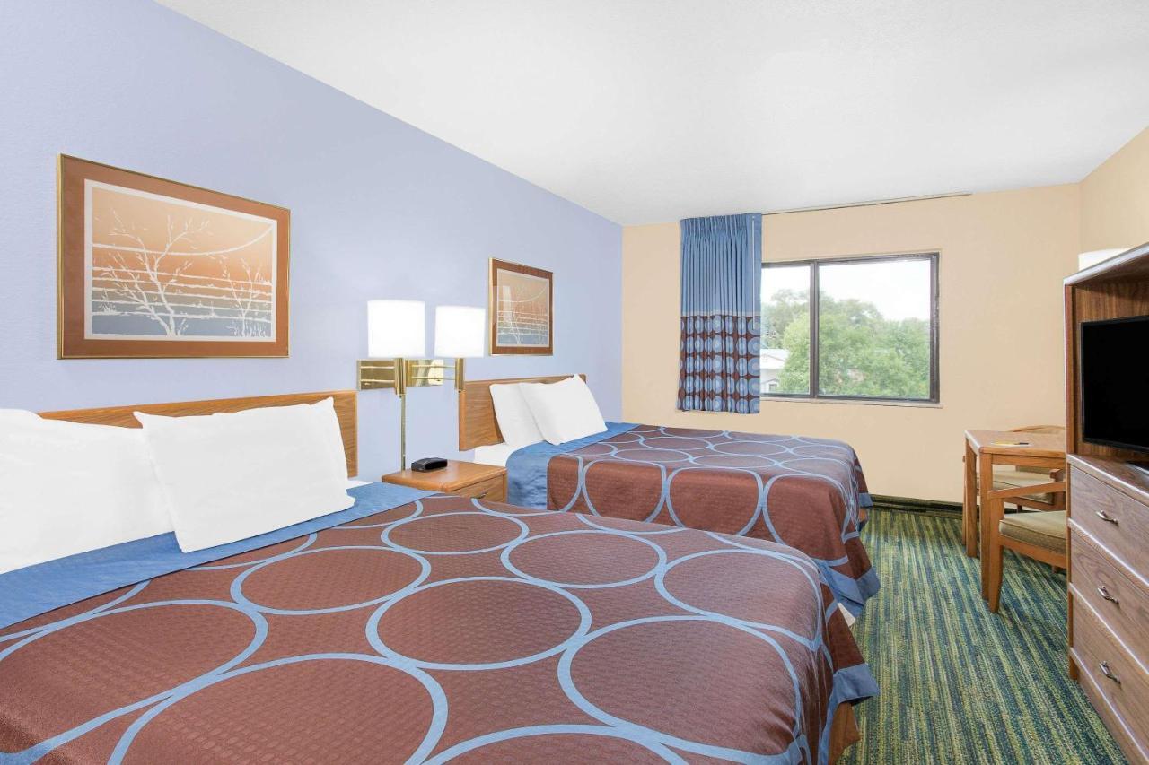 Boarders Inn & Suites By Cobblestone Hotels Waterloo Cedar Falls Exterior photo
