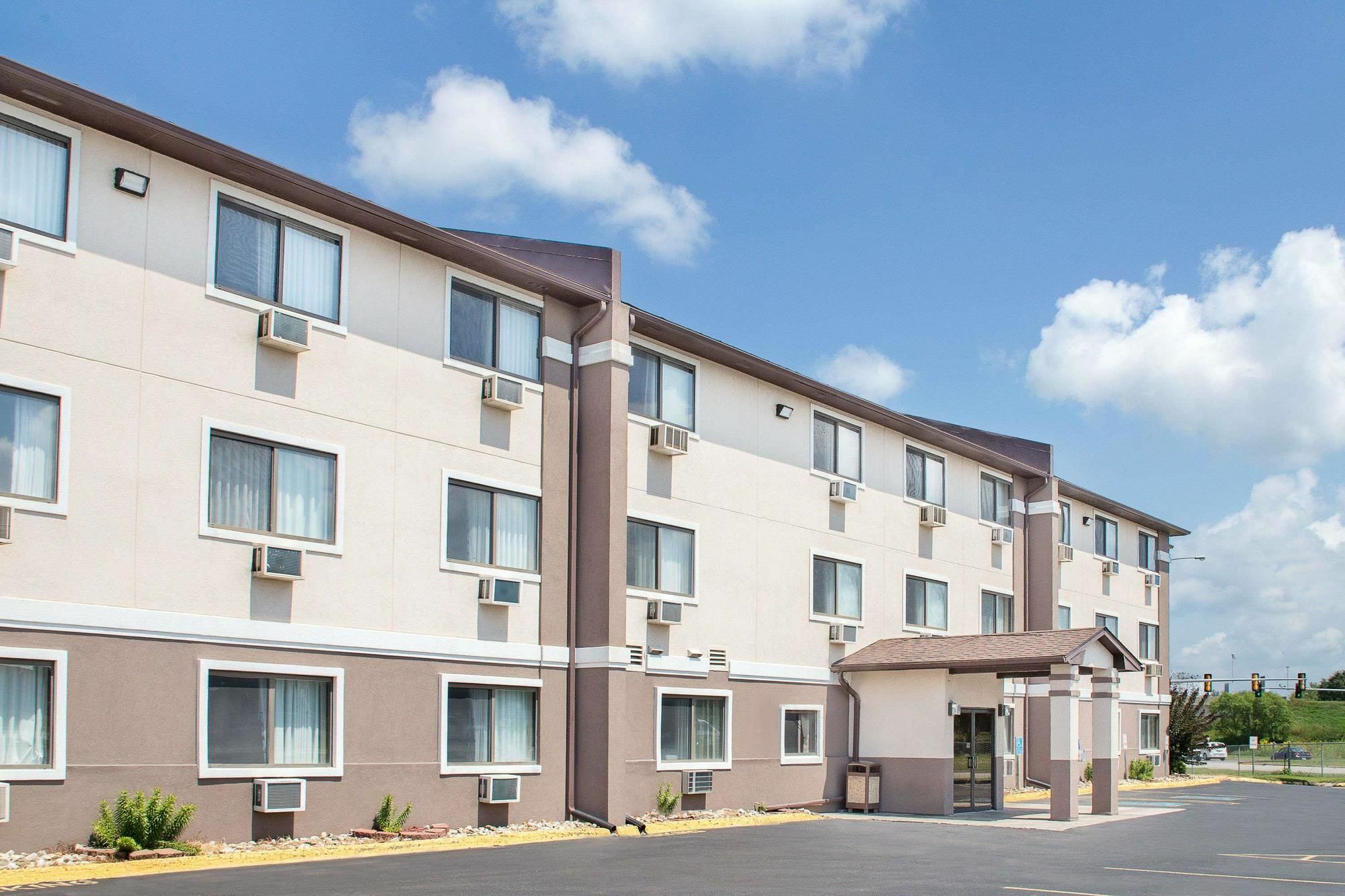 Boarders Inn & Suites By Cobblestone Hotels Waterloo Cedar Falls Exterior photo